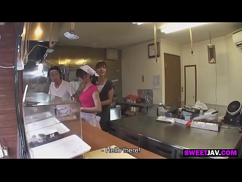 ผู้จัดการร้านอาหารขี้เงี่ยน จับลูกน้องชายหญิงที่ทำงานในครัว ผลัดกันเย็ดสวิงกิ้ง