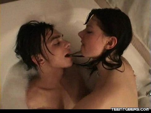 นักศึกษาฝรั่งคู่รักมหาลัย ลงอาบน้ำด้วยกัน แก้ผ้าอาบน้ำแล้วเงี่ยนเย็ดกันในอ่างเลยโดนแอบถ่าย